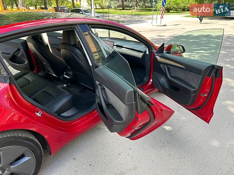 Седан Tesla Model 3 2022 в Золочеві