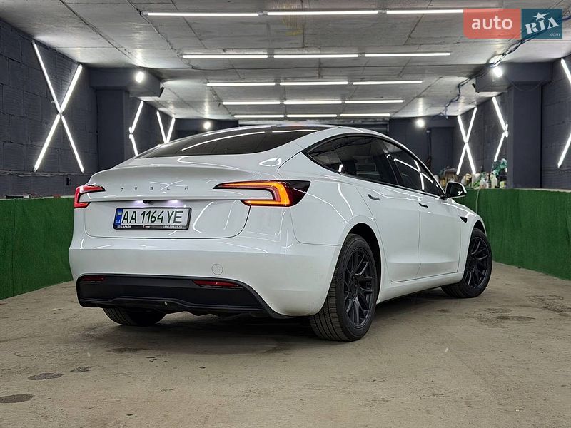 Седан Tesla Model 3 2025 в Киеве