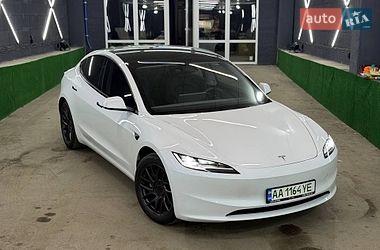 Седан Tesla Model 3 2025 в Киеве