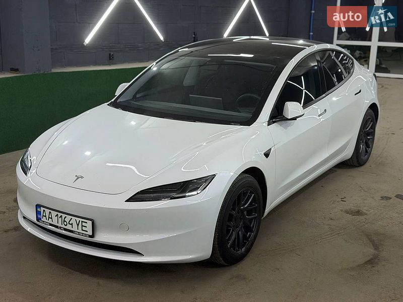 Седан Tesla Model 3 2025 в Киеве