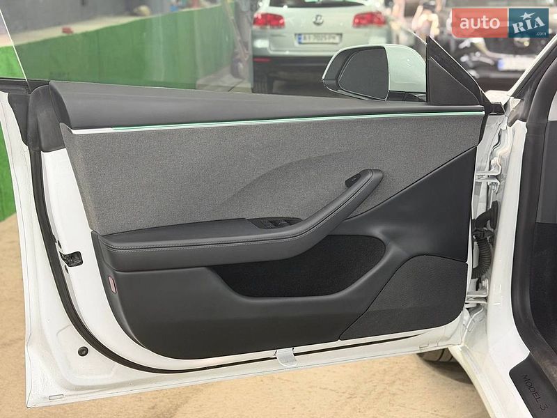 Седан Tesla Model 3 2025 в Киеве