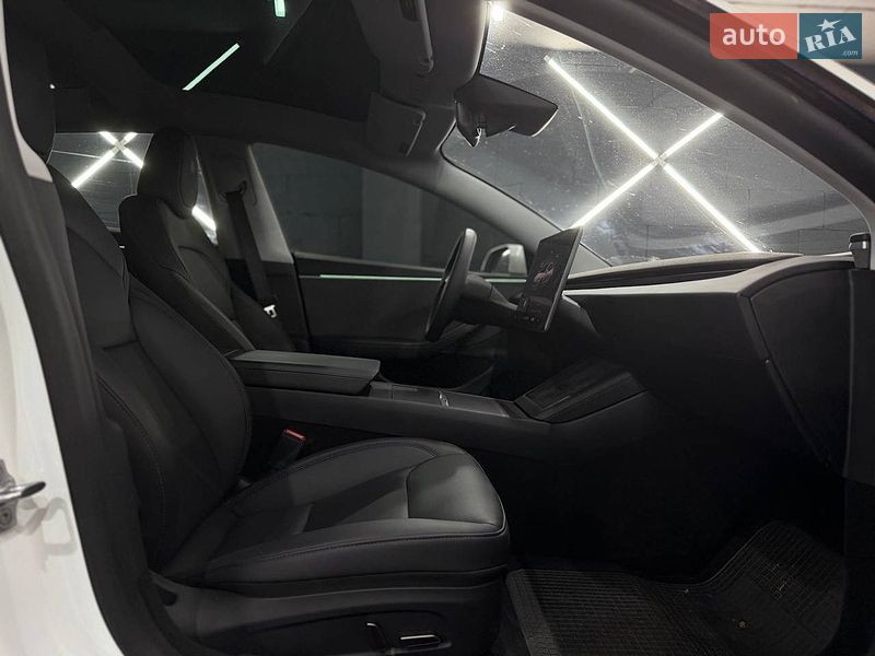 Седан Tesla Model 3 2025 в Киеве