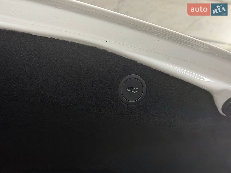 Седан Tesla Model 3 2025 в Киеве