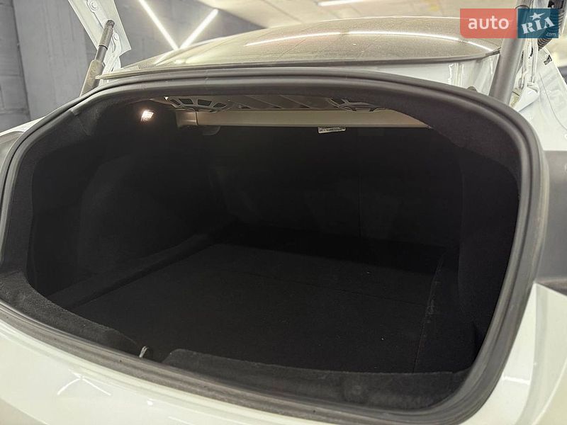 Седан Tesla Model 3 2025 в Киеве