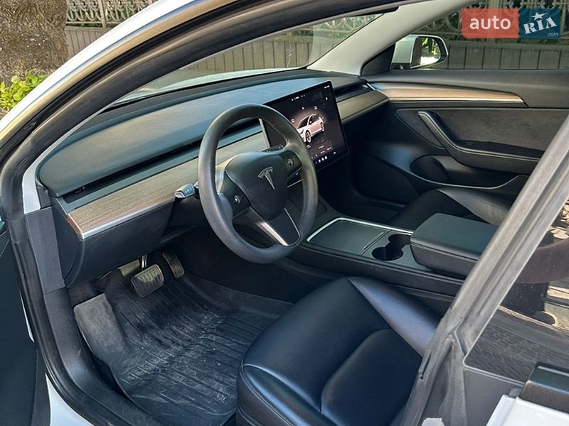 Седан Tesla Model 3 2023 в Львові