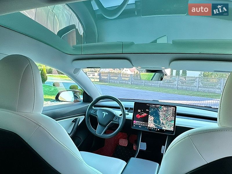 Седан Tesla Model 3 2019 в Львове