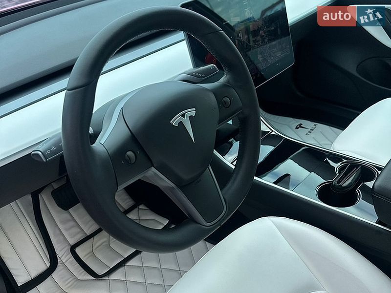 Седан Tesla Model 3 2019 в Львове