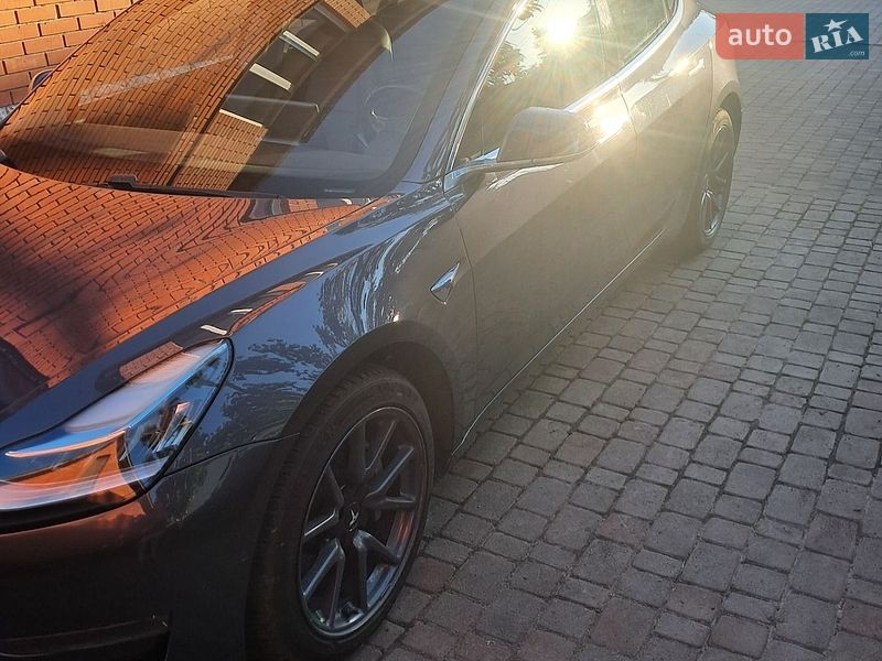 Седан Tesla Model 3 2018 в Луцке