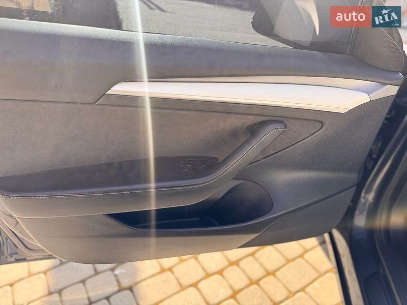 Седан Tesla Model 3 2022 в Львове