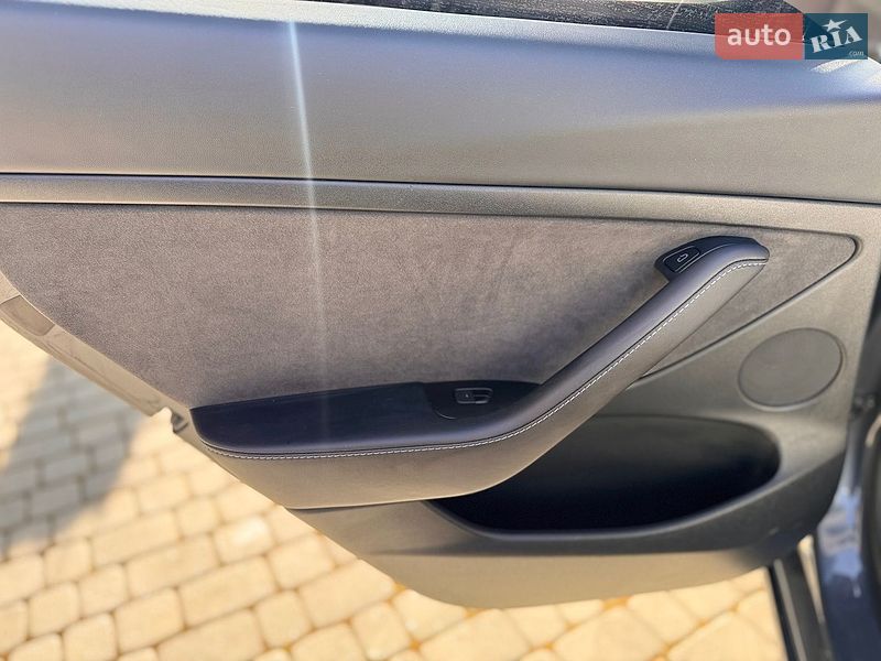 Седан Tesla Model 3 2022 в Львове