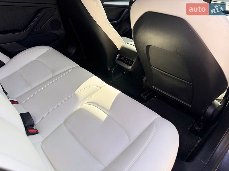 Седан Tesla Model 3 2022 в Львове