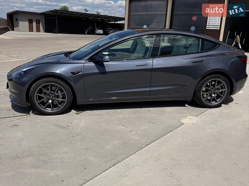 Седан Tesla Model 3 2023 в Львові