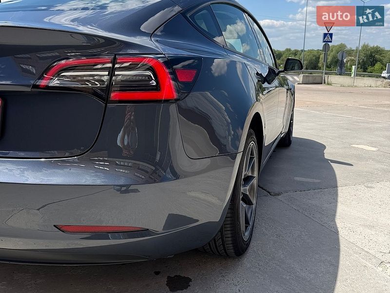 Седан Tesla Model 3 2023 в Львові