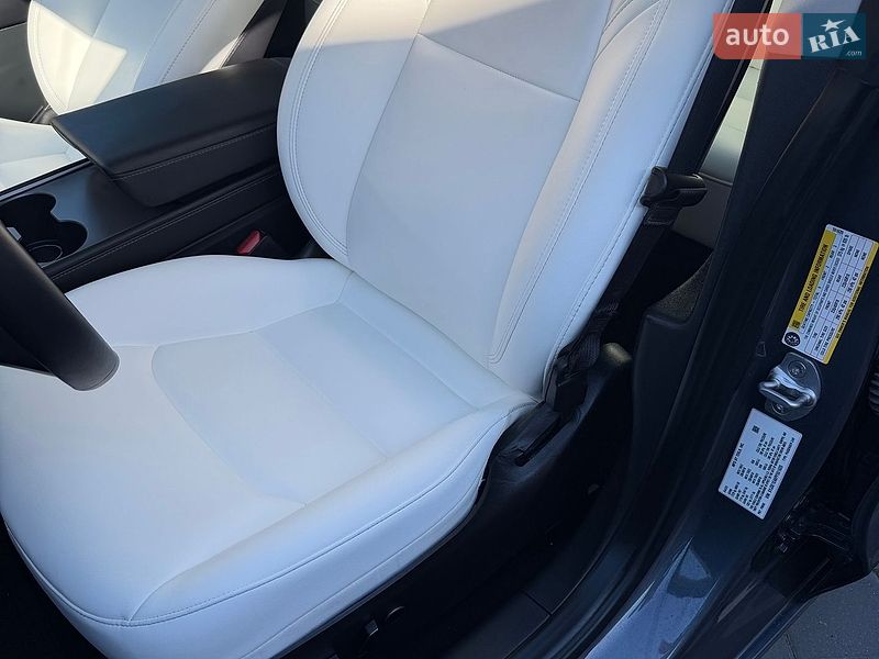 Седан Tesla Model 3 2023 в Львові