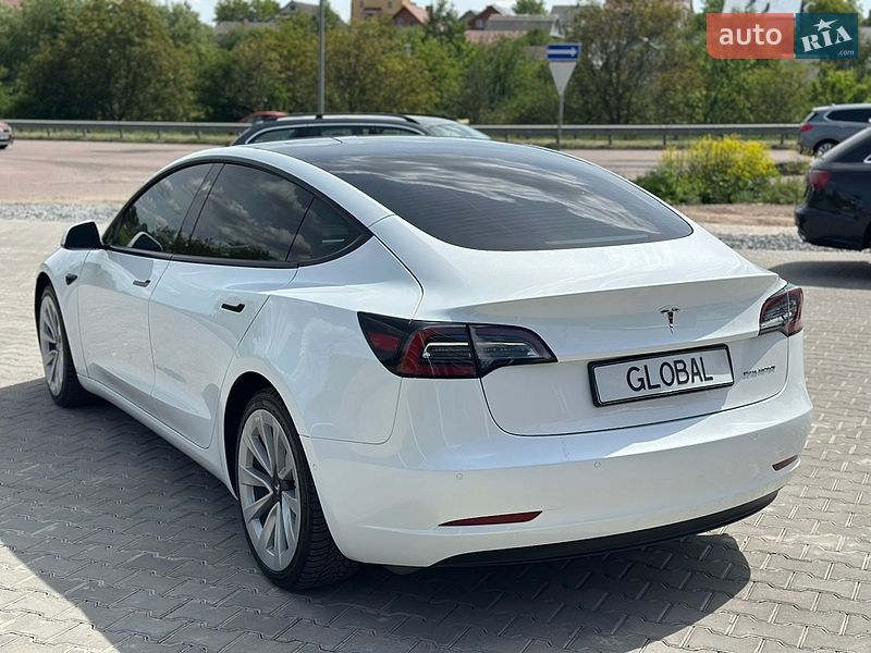 Седан Tesla Model 3 2021 в Ровно