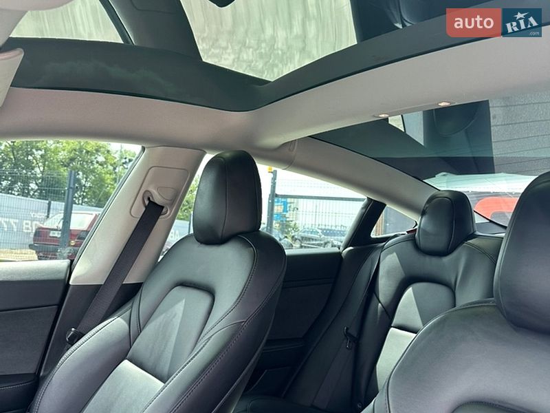 Седан Tesla Model 3 2021 в Ровно