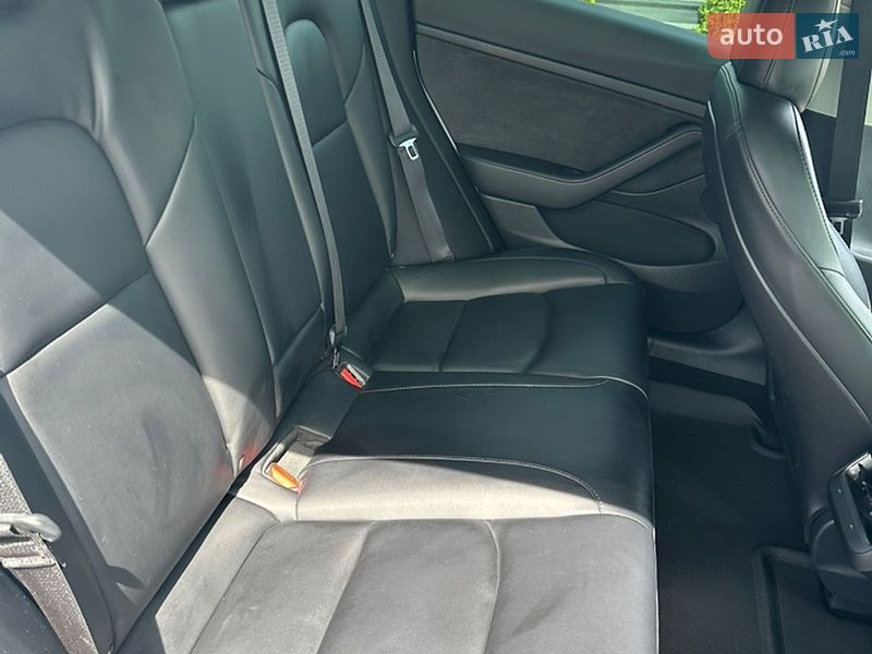 Седан Tesla Model 3 2021 в Ровно