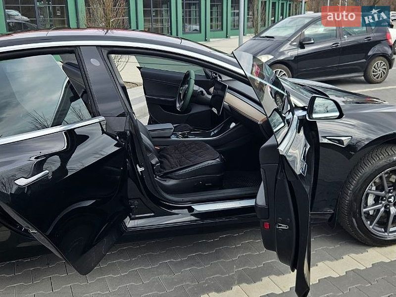 Седан Tesla Model 3 2018 в Ирпене