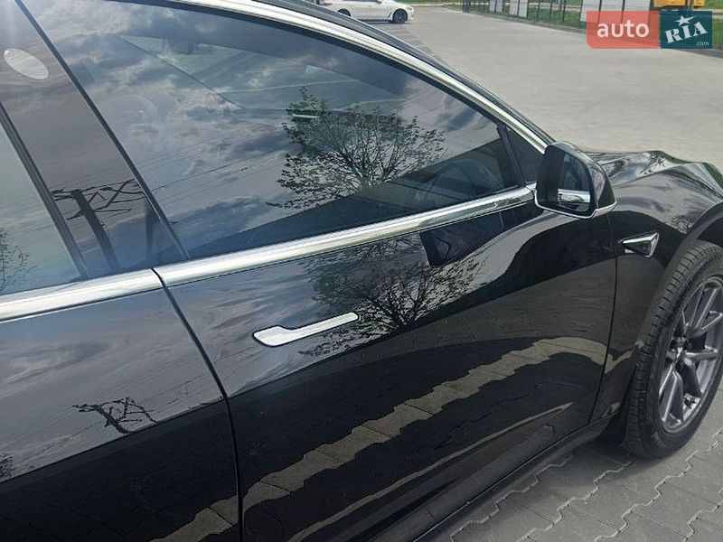 Седан Tesla Model 3 2018 в Ирпене