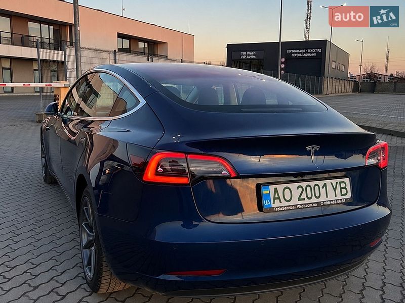 Седан Tesla Model 3 2018 в Ужгороде