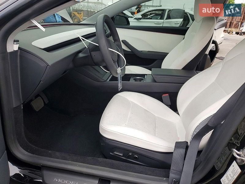 Седан Tesla Model 3 2024 в Львові