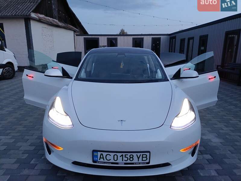 Седан Tesla Model 3 2021 в Луцке