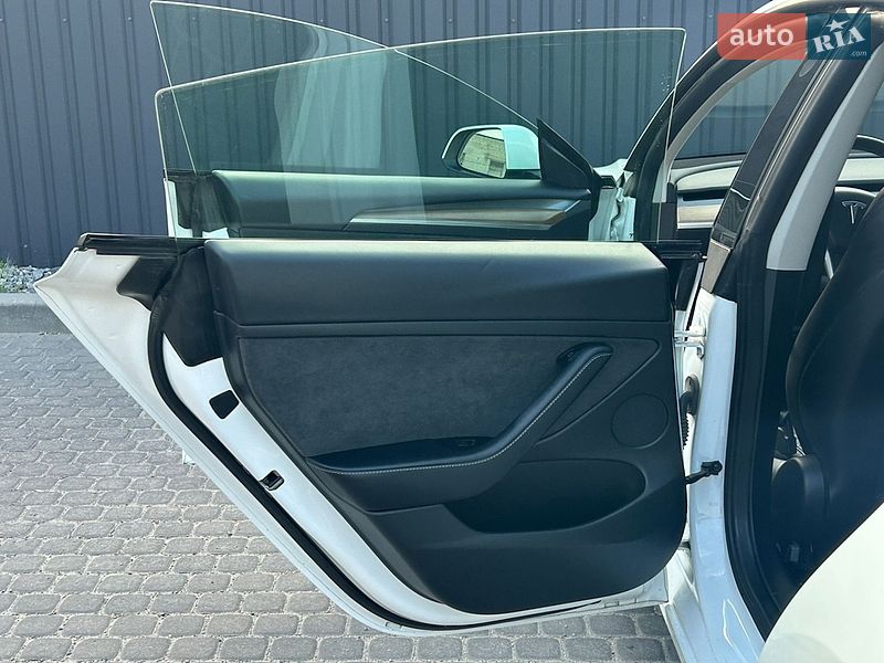Седан Tesla Model 3 2022 в Днепре