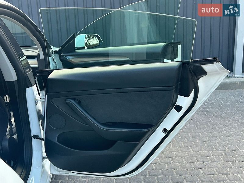 Седан Tesla Model 3 2022 в Днепре