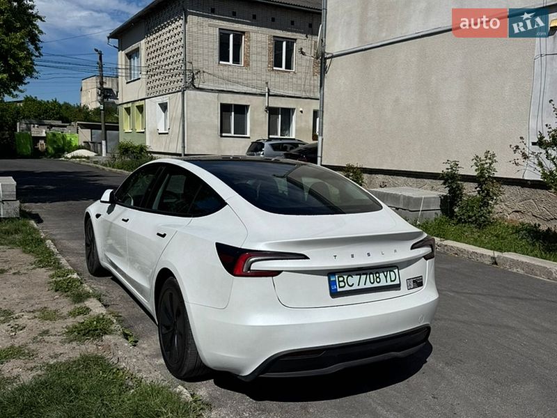 Седан Tesla Model 3 2024 в Буську