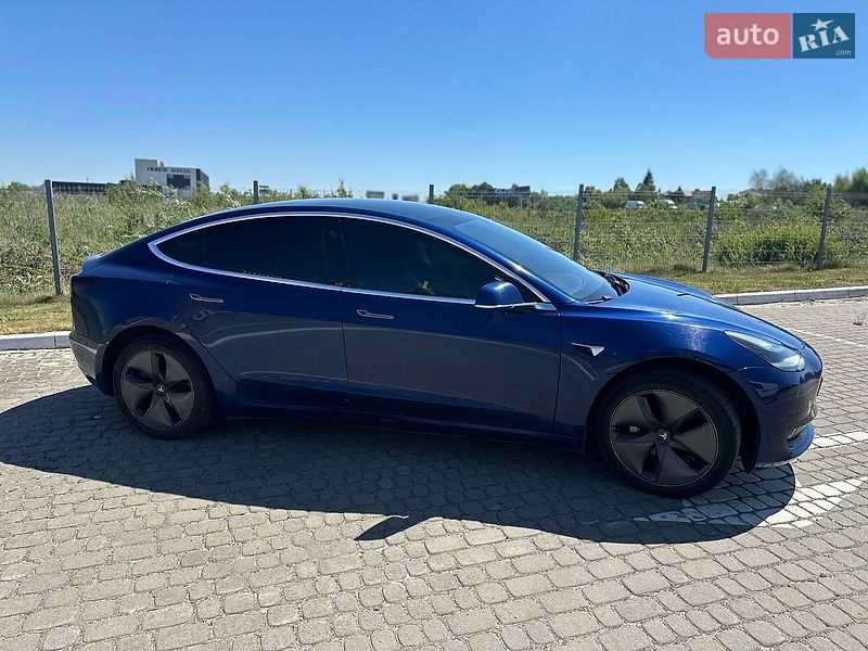 Седан Tesla Model 3 2019 в Львове