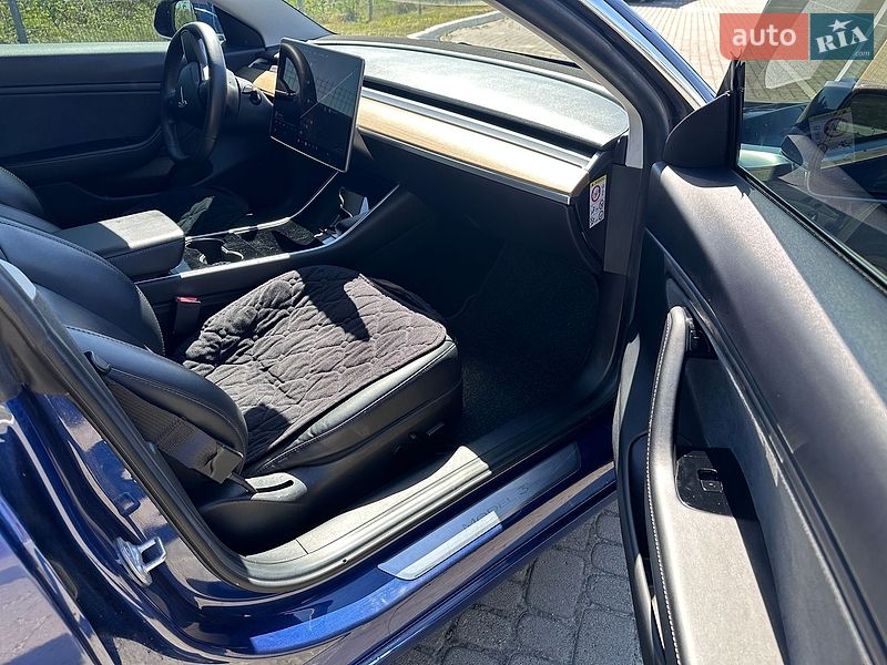 Седан Tesla Model 3 2019 в Львове