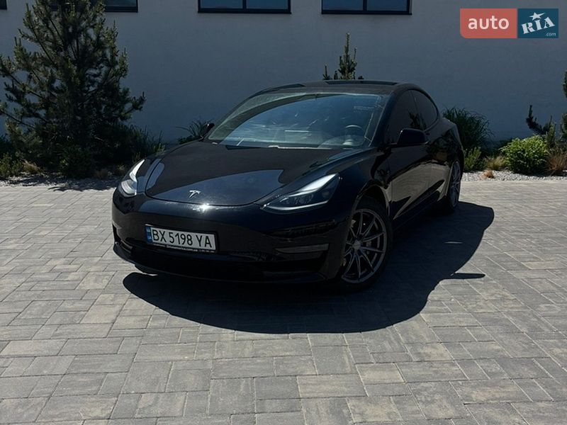 Седан Tesla Model 3 2021 в Луцке
