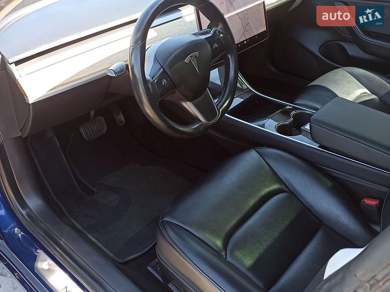 Седан Tesla Model 3 2019 в Самборі