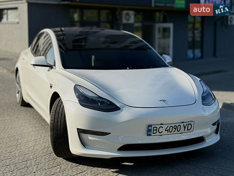 Седан Tesla Model 3 2022 в Новояворівську