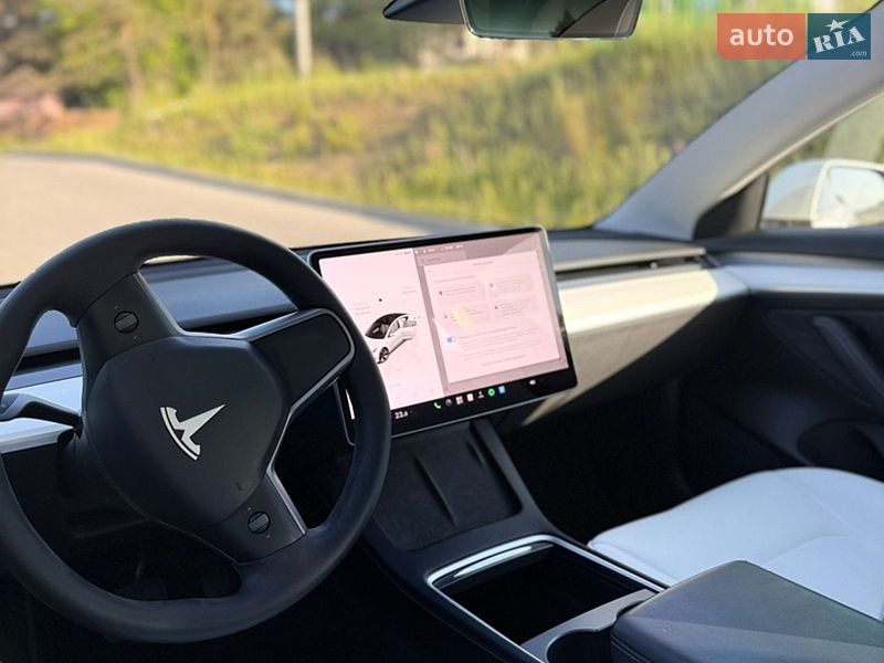 Седан Tesla Model 3 2022 в Новояворівську