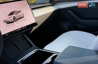 Седан Tesla Model 3 2022 в Новояворівську