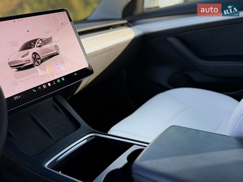 Седан Tesla Model 3 2022 в Новояворівську