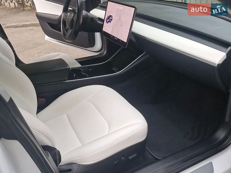 Седан Tesla Model 3 2018 в Львові