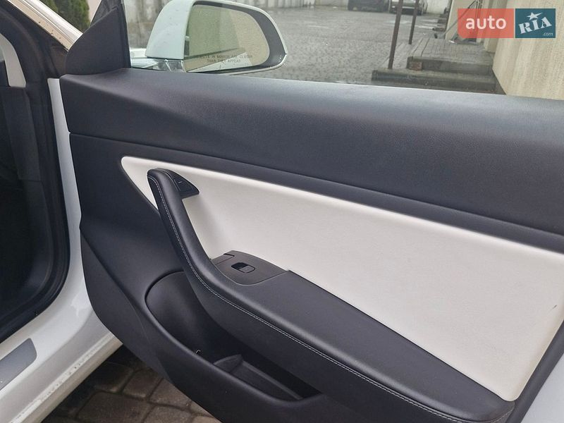 Седан Tesla Model 3 2018 в Львові