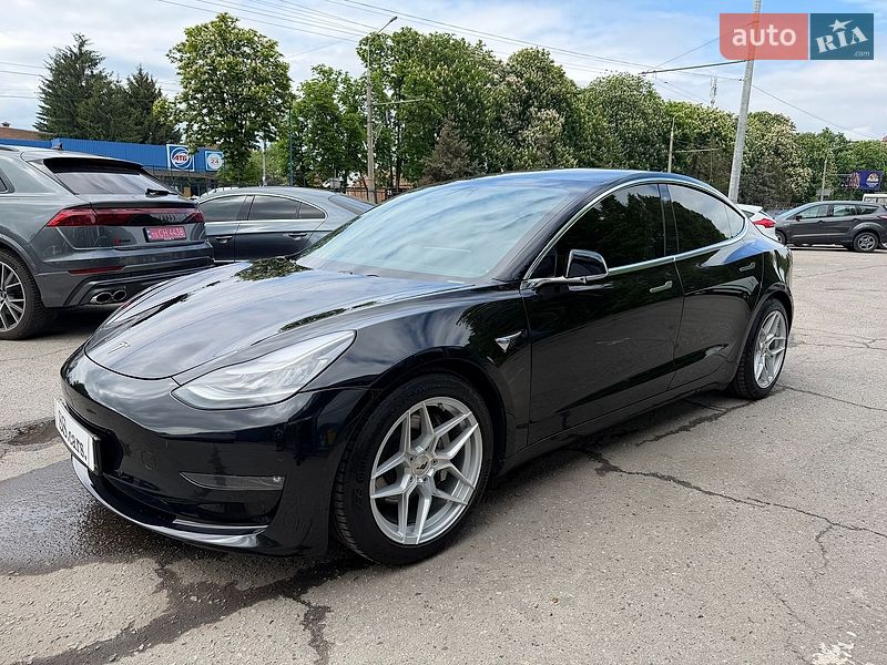 Седан Tesla Model 3 2019 в Полтаві