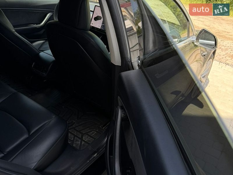 Седан Tesla Model 3 2019 в Львові