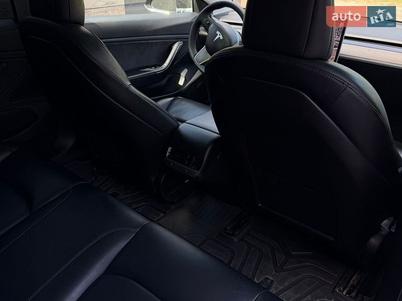 Седан Tesla Model 3 2019 в Львові