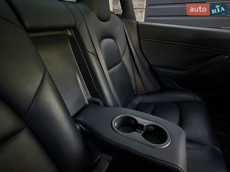 Седан Tesla Model 3 2019 в Львові
