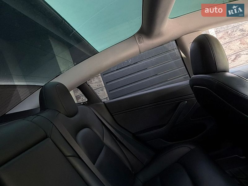 Седан Tesla Model 3 2019 в Львові