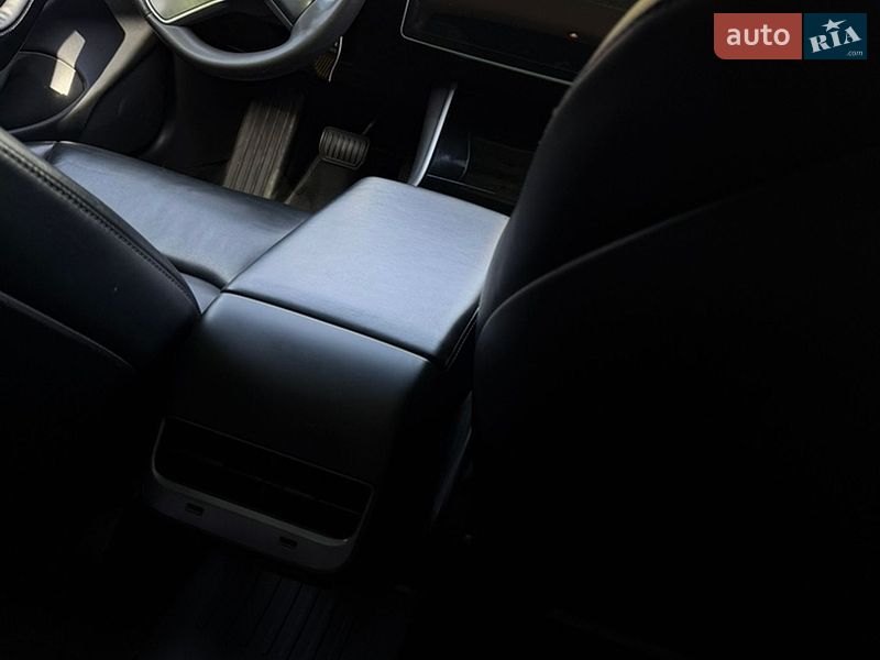 Седан Tesla Model 3 2019 в Львові