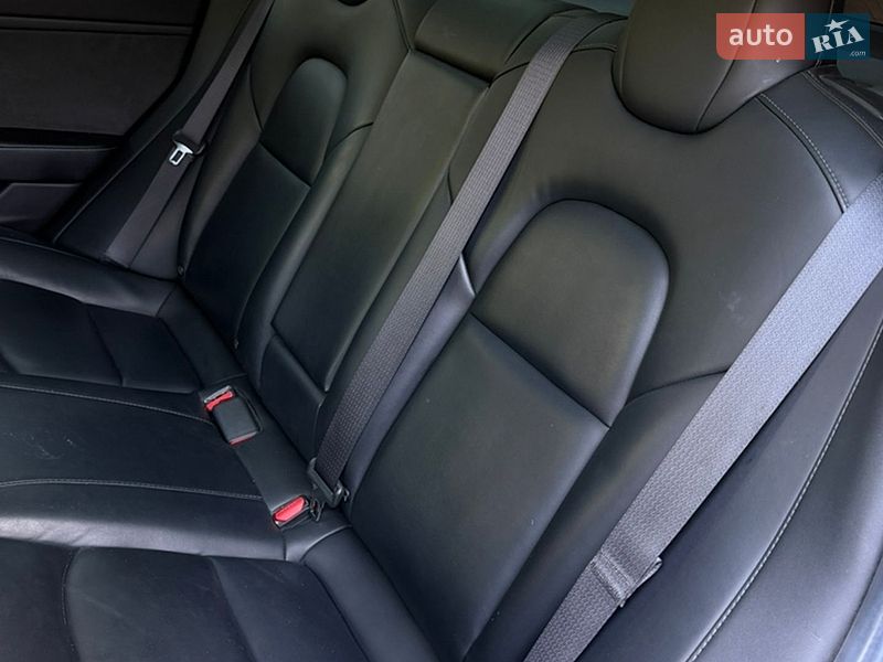 Седан Tesla Model 3 2019 в Львові