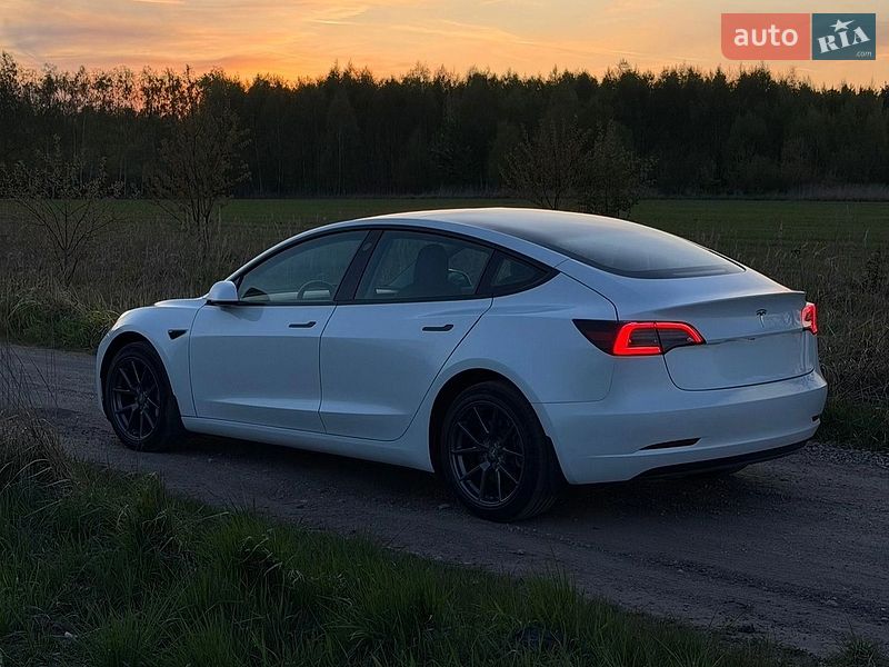 Седан Tesla Model 3 2022 в Днепре