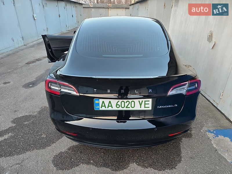 Седан Tesla Model 3 2020 в Коростене