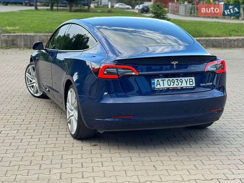 Седан Tesla Model 3 2023 в Ивано-Франковске
