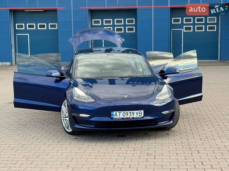 Седан Tesla Model 3 2023 в Ивано-Франковске